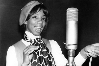 De stem die de nacht liet gloeien